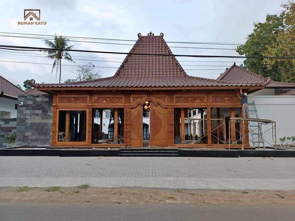 Bangun Rumah Joglo Kayu Jati Ukiran Gebyok Hunian Tradisional dengan Sentuhan Elegan dan Mewah